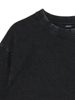 Czarna koszulka z surowym wykończeniem