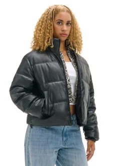 Czarna kurtka puffer z efektem skóry