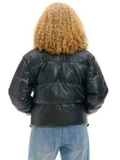 Czarna kurtka puffer z efektem skóry