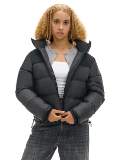 Czarna kurtka puffer z gładkim karczkiem