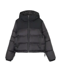 Czarna kurtka puffer z gładkim karczkiem