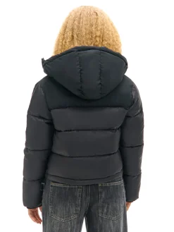 Czarna kurtka puffer z gładkim karczkiem