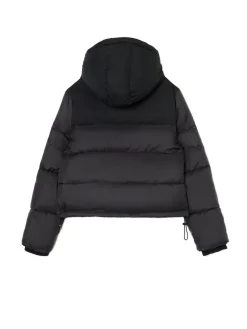 Czarna kurtka puffer z gładkim karczkiem