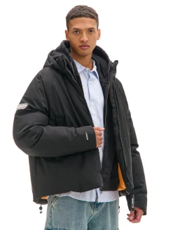 Czarna kurtka puffer z kapturem