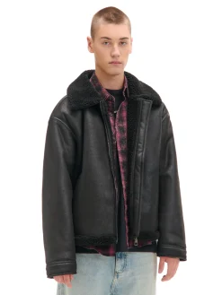 Czarna kurtka sherpa z imitacji skóry