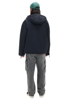 Czarna kurtka z kapturem