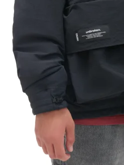 Czarna kurtka z kapturem