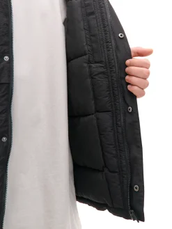 Czarna kurtka z kapturem