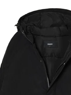 Czarna kurtka z kapturem