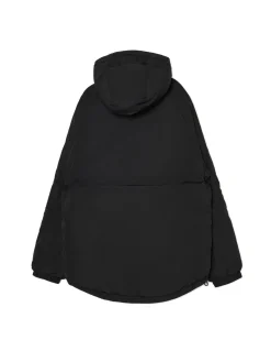 Czarna kurtka z kapturem