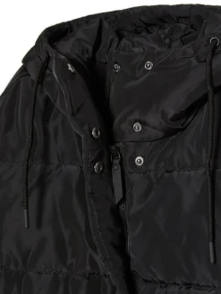 Czarna kurtka z kapturem