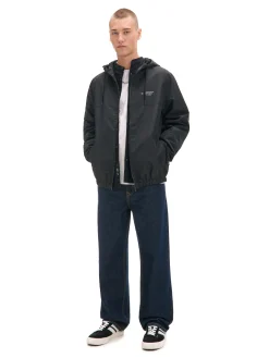 Czarna kurtka z kapturem