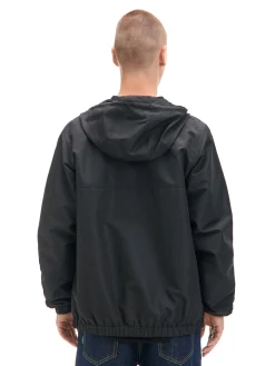 Czarna kurtka z kapturem