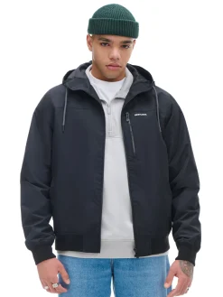 Czarna kurtka z kapturem