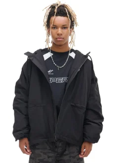 Czarna kurtka z kapturem i nadrukiem