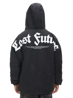 Czarna kurtka z kapturem i nadrukiem