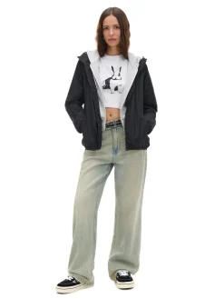 Czarna kurtka z regulowanym kapturem