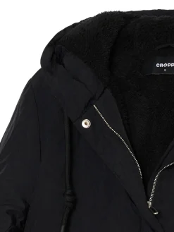 Czarna parka z kapturem