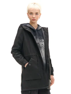 Czarna parka z kapturem