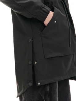 Czarna parka z kapturem