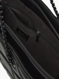 Czarna pikowana torebka na łańcuszku