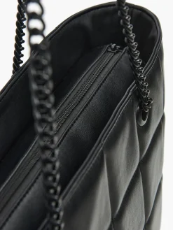 Czarna pikowana torebka na łańcuszku