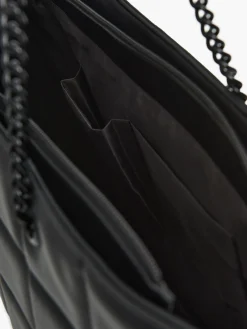 Czarna pikowana torebka na łańcuszku