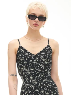 Czarna sukienka midi z motywem kwiatowym