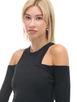 Czarna sukienka mini z wycięciami