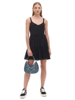 Czarna sukienka na ramiączkach