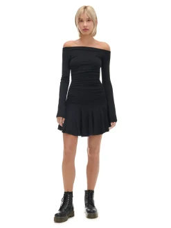 Czarna sukienka z długim rękawem