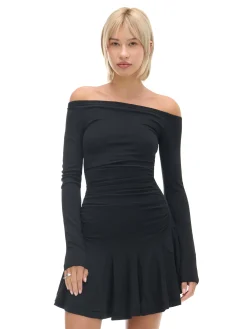 Czarna sukienka z długim rękawem