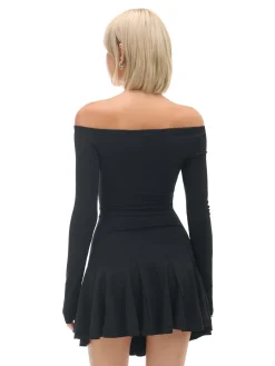 Czarna sukienka z długim rękawem