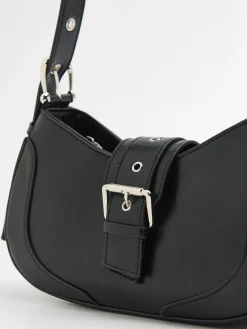 Czarna torebka typu bagietka