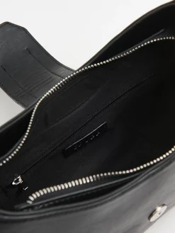 Czarna torebka typu bagietka