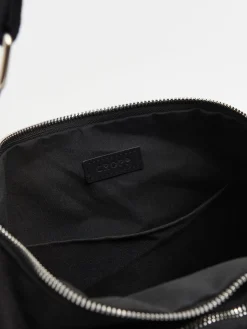 Czarna torebka z kieszonkami