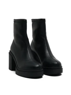 Czarne botki na słupku