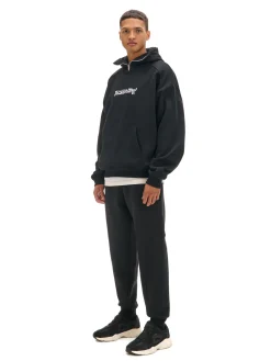 Czarne dresowe joggery z nadrukiem na nogawce