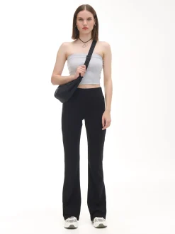 Czarne dresy typu flare