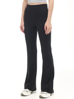 Czarne dresy typu flare