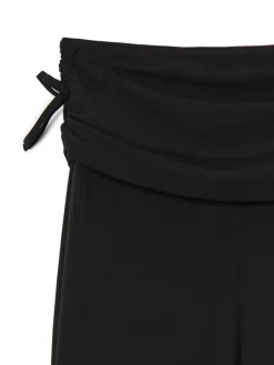 Czarne dresy z ozdobną zakładką