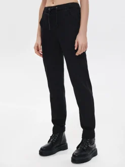 Czarne jeansowe joggery slim