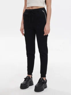 Czarne joggery cargo z łańcuchem