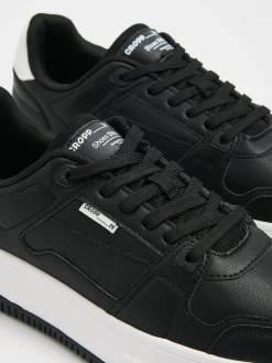 Czarne sneakersy z białymi elementami