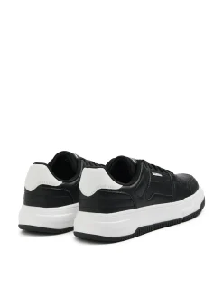 Czarne sneakersy z białymi elementami