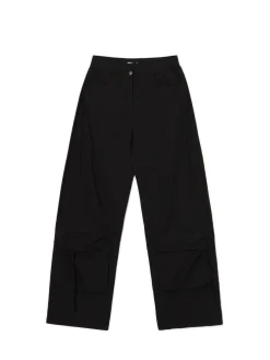 Czarne spodnie z kieszeniami cargo