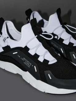 Czarno-białe sneakersy z odblaskowymi detalami