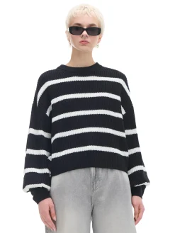 Czarno-biały sweter z szerokim rękawem