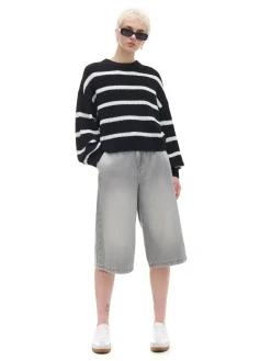 Czarno-biały sweter z szerokim rękawem