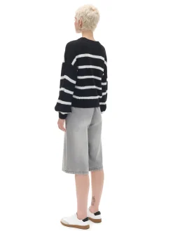 Czarno-biały sweter z szerokim rękawem